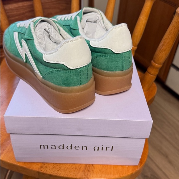 Madden Girl NWB 8 Green and White 2”platform Sneakers with Tan Sole - Picture 4 of 8